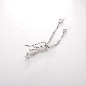 Détail du grimpeur d'oreille en argent S925 avec feuille en zircon et longue chaîne