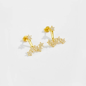 Vue macro de boucles d'oreilles étoiles en argent S925 doré avec glands en zircon blanc