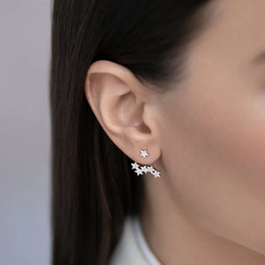 Gros plan de boucles d'oreilles étoiles en argent S925 avec cristaux brillants