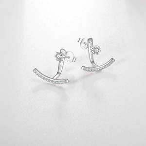 Détail de boucle d'oreille en argent S925 avec cristaux micro-pavés et zircon à griffes