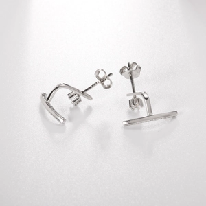 Détail du poinçon argent S925 et des zircons sur les boucles d'oreilles feuilles