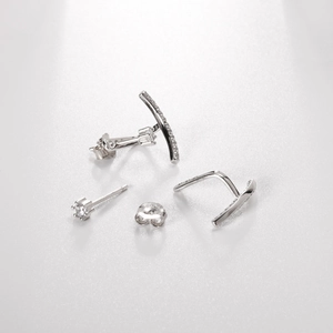 Détail du poinçon S925 sur les boucles d'oreilles en argent avec micro-zirconiums