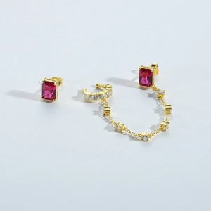 Détail de boucles d'oreilles S925 dorées avec chaîne, gemme rouge et manchette d'oreille