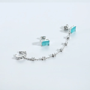 Détail de boucles d'oreilles S925 avec pierres bleu ciel et zircons cubiques scintillants