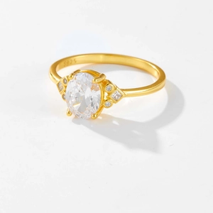 Elegante anillo de plata S925 con gran diamante ovalado y acabado dorado