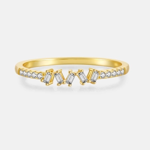 Detail van vergulde S925 zilveren ring met baguette en ronde geslepen diamanten