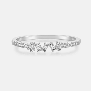 Detailopname van S925 zilveren ring met onregelmatige rechthoekige diamanten en micro-pave