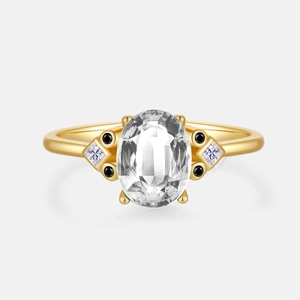 Detalle del anillo de plata S925 dorado con piedra ovalada y pequeños toques negros