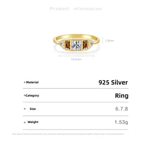 Detalles y medidas del anillo de plata S925 con cristal blanco cuadrado en primer plano