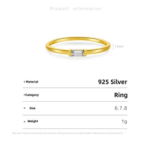 Gros plan d'une bague en argent S925 doré avec diamant baguette de 1,2 mm de large