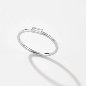 Bague minimaliste en argent S925 avec un zircon rectangulaire sur fond clair uni