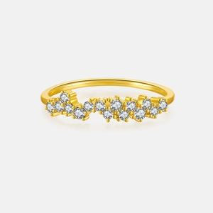 Détail macro du sertissage en grappe ondulée avec cristaux blancs ronds sur bague dorée