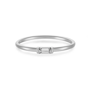 Bague minimaliste en argent sterling S925 avec un diamant taille baguette sur anneau