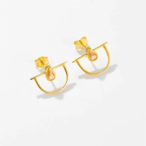 Detalle del sello S925 en pendientes dorados con piedra de gota en color champán