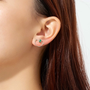Pendientes de plata S925 con esmeralda rectangular en la oreja del modelo