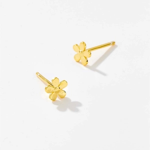 Minimalist S925 sterling silver daisy stud earrings with elegant gold plated finish