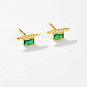 Pendientes de plata S925 con gemas verdes de talla esmeralda y detalles dorados
