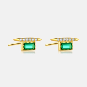 Detalle de pendientes en plata S925 bañados en oro con piedra verde y circonitas finas
