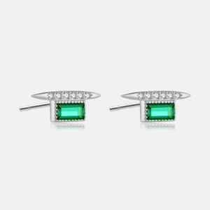 Primer plano de pendientes de plata S925 con gemas verde esmeralda y pequeños circones