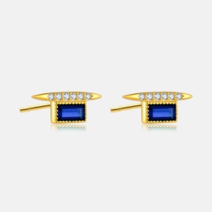 Detalle de pendiente de oro con zafiro azul rectangular y diamantes blancos micro-engastados