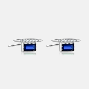 Detalle de pendiente de plata S925 con circonita azul y piedras de micro-pavimentado