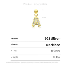 Nahaufnahme von S925 Silber Buchstabe A Anhänger mit Goldfinish und Zirkonia