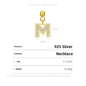 Makroaufnahme von 925 Silber 18k Gold Buchstabe M Anhänger mit Zirkonia-Maßen