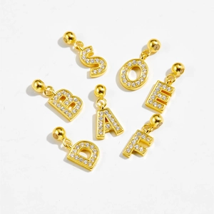 Detailansicht der S925 Silber Buchstaben-Anhänger mit Goldbeschichtung und Zirkonia-Besatz