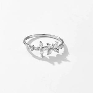 Anillo de plata S925 con flores de circonita cúbica y pétalos de corte marquise
