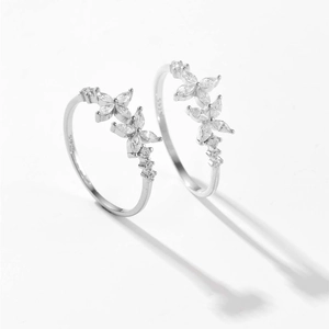 Detalle macro de anillos de plata S925 con pétalos de circonita de corte marquesa