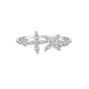 Anillo de flor geométrica en plata S925 con circonitas marquesa sobre fondo blanco puro