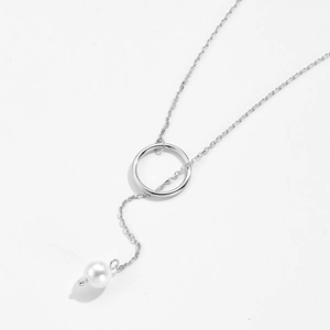 Detail der s925 Silber Lariat-Halskette mit poliertem Ring und eleganter weißer Perle