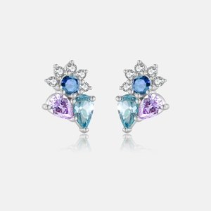 Detalle de pendientes de flor con cristales de colores y postes de plata de ley s925
