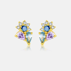 Detalle de pendientes de flores con gemas de colores y base de metal dorado
