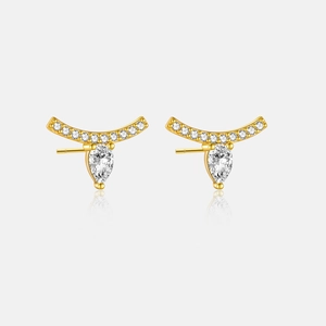 Detalle de pendientes dorados de gota con una piedra de pera y barra de diamantes