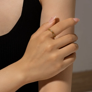 Minimalistischer Goldring mit funkelndem Zirkonia-Pavé, getragen von einem Model