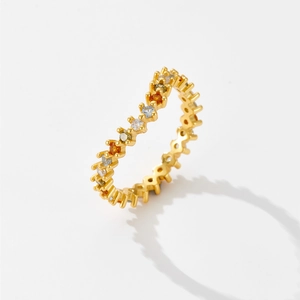Nahaufnahme des Wellenrings mit bunten Zirkoniasteinen in goldener Fassung