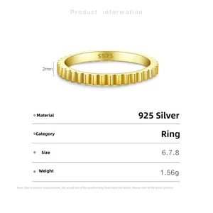 Makro-Detail von 2mm 925 Sterling Silber Goldring mit S925 Stempel und Zahnrad-Textur