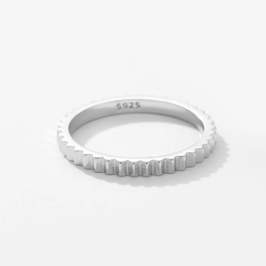 Minimalistischer 925 Sterling Silber Ring mit vertikaler Rippenstruktur auf weißem Hintergrund