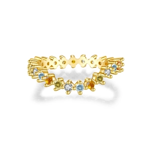Luxuriöser goldener Wellenring mit bunten Zirkoniasteinen auf weißem Hintergrund