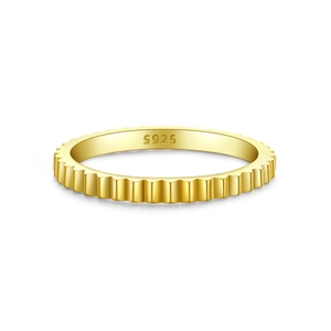 Minimalistischer Ring aus 925er Sterlingsilber in Gold mit strukturierter vertikaler Optik