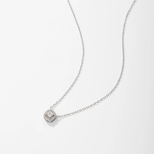 Dettaglio macro del ciondolo quadrato in argento sterling con halo di zirconi