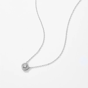 Dettaglio ravvicinato di una collana in argento 925 con pendente a pera in zircone lucido