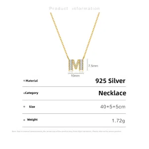 Détail du pendentif lettre M doré avec oxydes de zirconium et dimensions de la chaîne