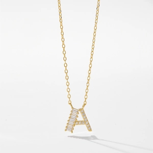 Gros plan du pendentif lettre A en argent s925 orné de pierres de zircon brillantes