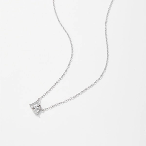 Dettaglio macro del ciondolo in zirconia a pera su catena in argento sterling 925