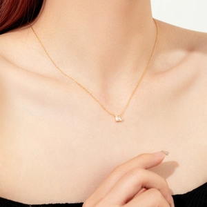 Dettaglio della collana in argento sterling 925 con zirconi a taglio baguette su modella
