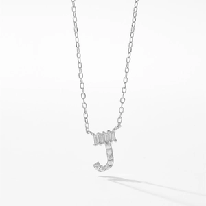 Détail du pendentif lettre J en argent s925 avec pavage de micro-zirconiums brillants