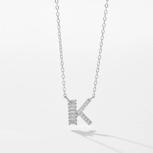 Gros plan du collier en argent S925 avec pendentif lettre K serti de zircons cubiques