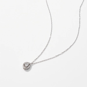 Dettaglio collana in argento 925 con pendente a goccia e zirconi incastonati a mano